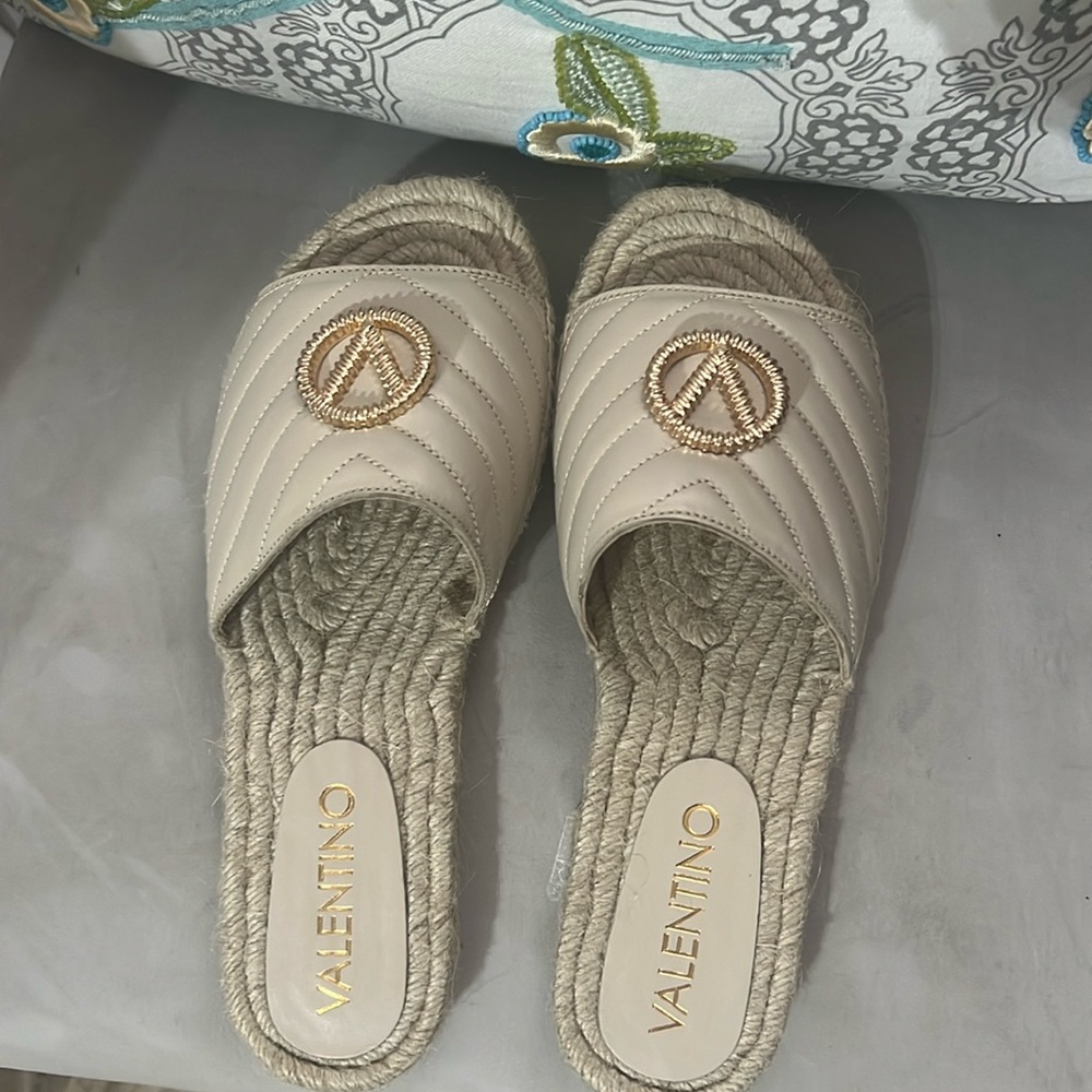 Valentino Women’s 38 “New” retail $470 Clavel summer espadrilles beige/gold